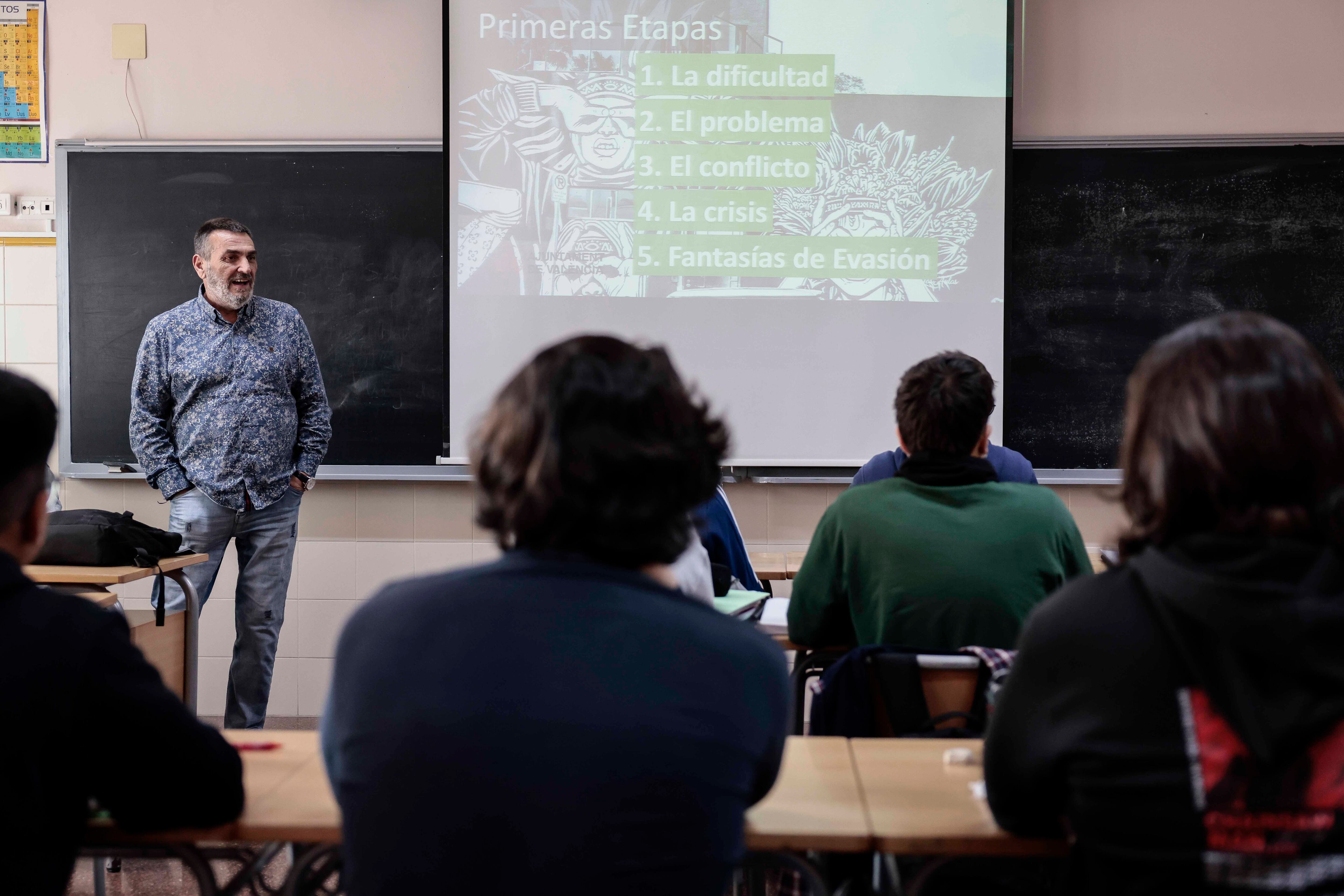 Estudiantes del IES Cid, en València, asisten a un taller contra el suicidio impartido por formadores de la Federación de Salud Mental de València cuando el maltrato, la incomunicación con padres que "minimizan el sufrimiento" y una autoestima minada pueden desembocar en un sufrimiento que lleva a algunos adolescentes a acabar con su vida, una realidad que un grupo de psicólogos y formadores trata de alejar de las aulas.