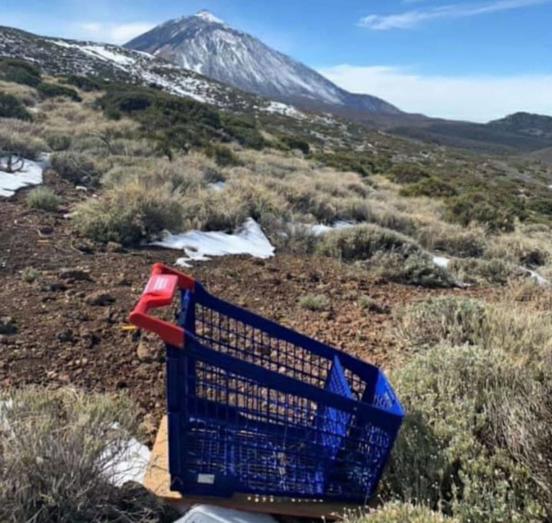 Dejan un carro de supermercado en el Teide que usaron para tirarse por la nieve