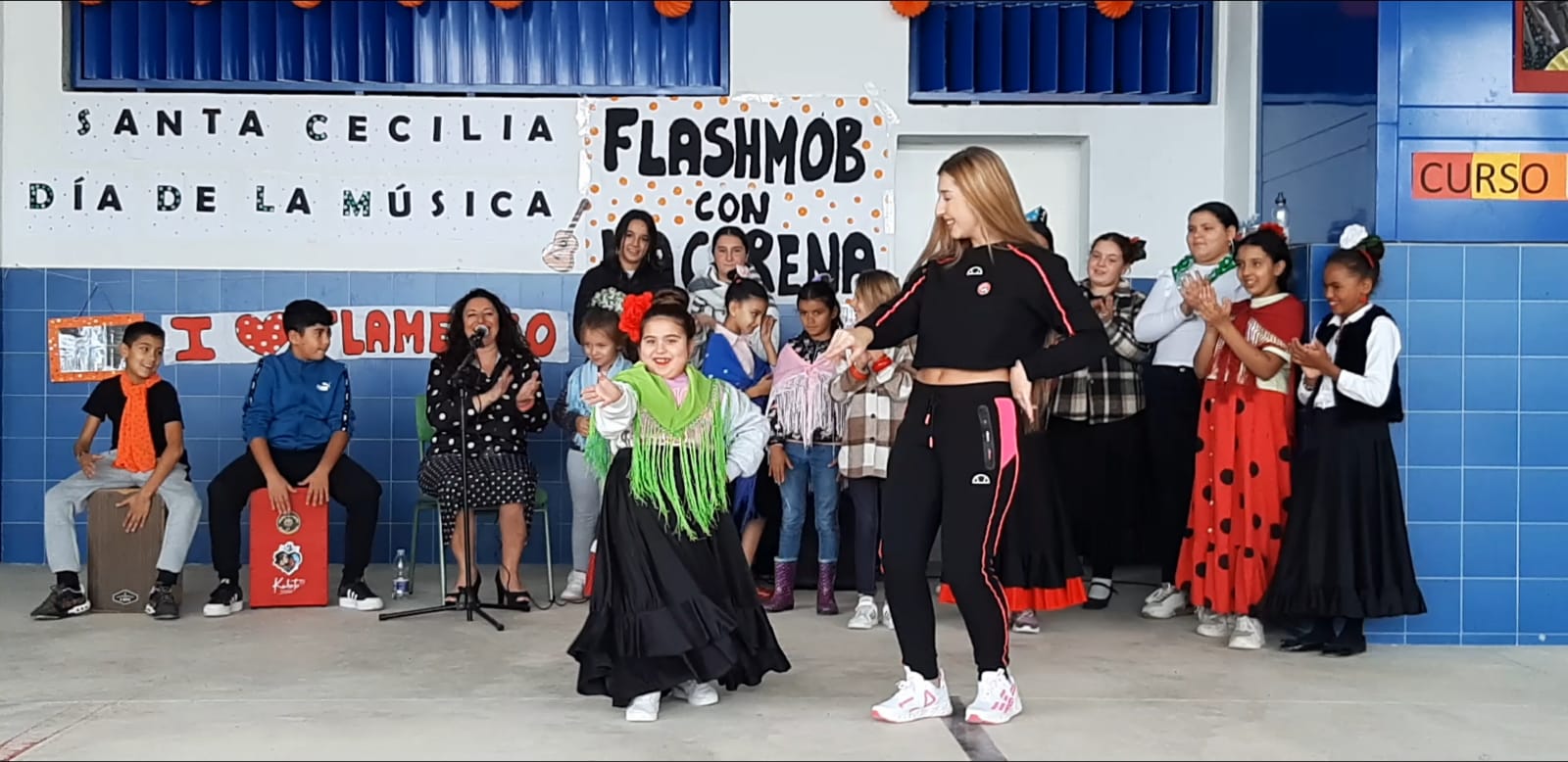 Macarena de Jerez acompañando al cante a los alumnos del CEIP San Juan de Dios