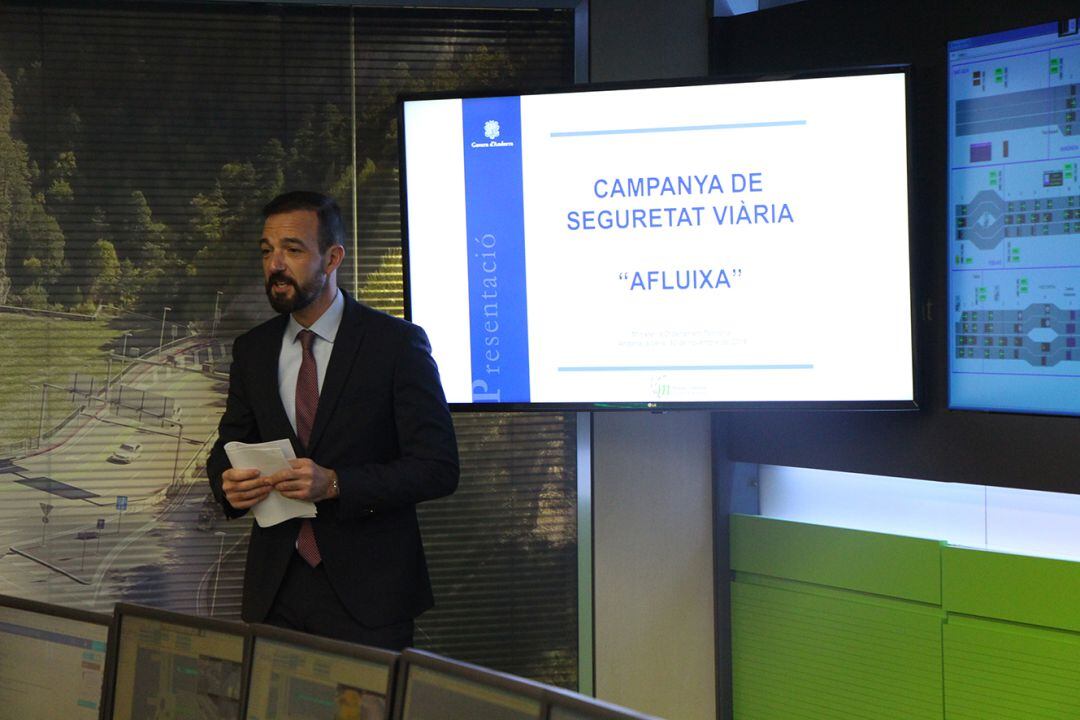 El ministre d&#039;Ordenament Territorial, Jordi Torres, presentant a l&#039;agència de Mobilitat la campanya de seguretat viària &quot;Afluixa!&quot; contra l&#039;excés de velocitat.