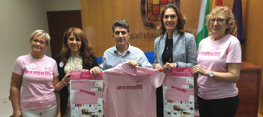Representantes de Ajicam y el concejal de Deportes, José María Álvarez, durante la presentación de esta marcha.
