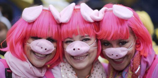 Tres mujeres llevan coloridos disfraces para celebrar el inicio de la temporada de carnaval en Mainz, Alemania