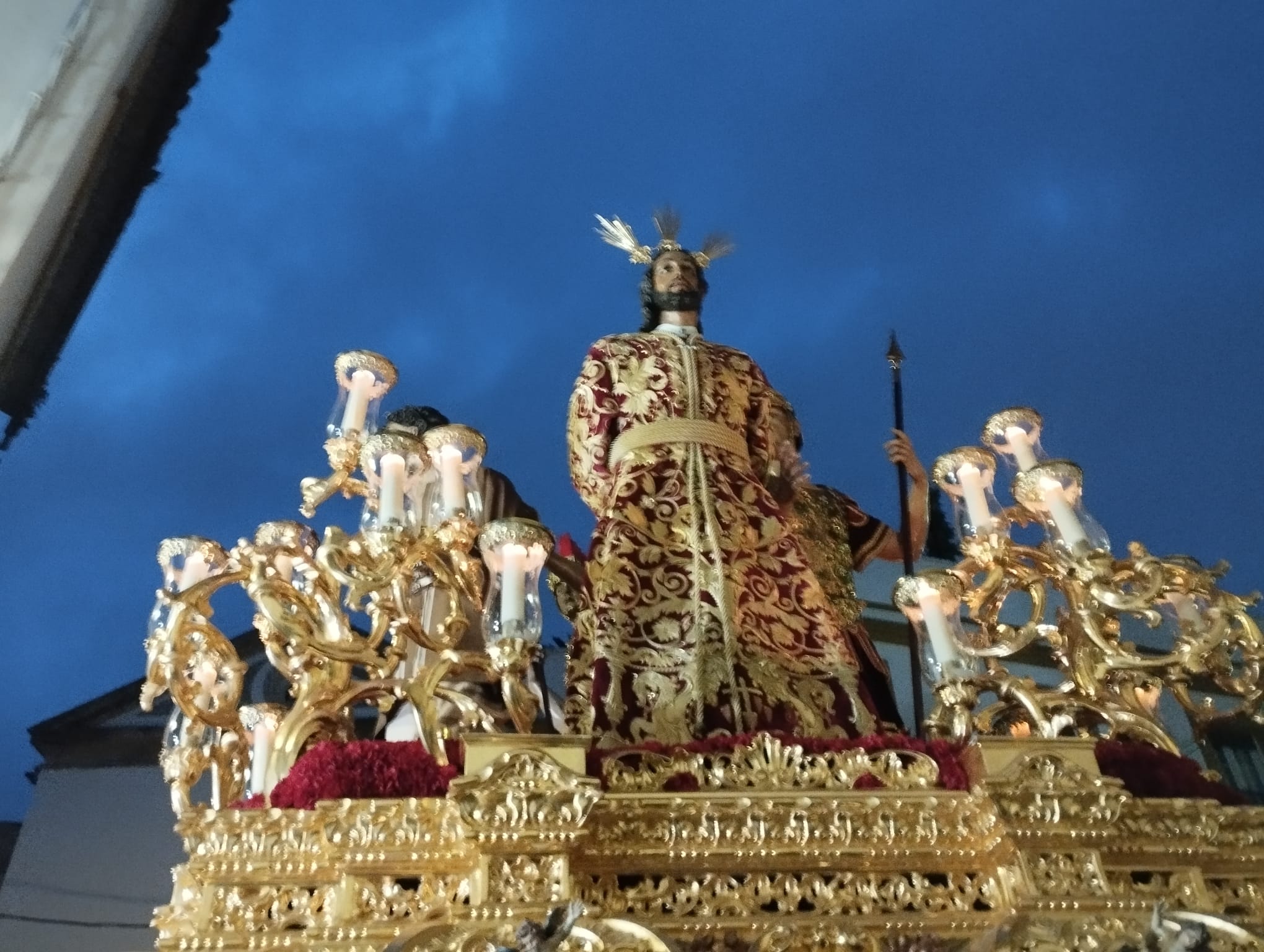 Jesús de la Sentencia sale de la nueva casa de hermandad en el pasaje Saravia.