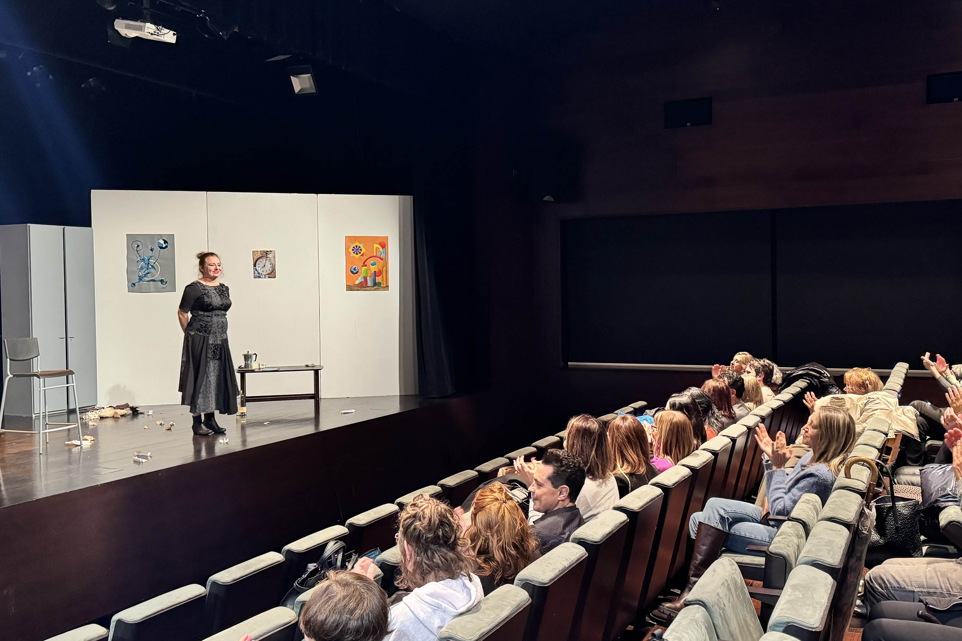 Un moment de la representació de l'obra 'La Dona Sola' amb motiu del 25N organitzada per l'ADA.