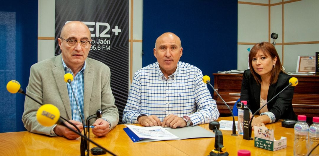 De izquierda a derecha: Manuel Palomo, director de Radio Jaén; Alejandro Rodríguez, presidente del Club Tenis Martos y Ana González, asesora de comunicación de Radio Jaén.