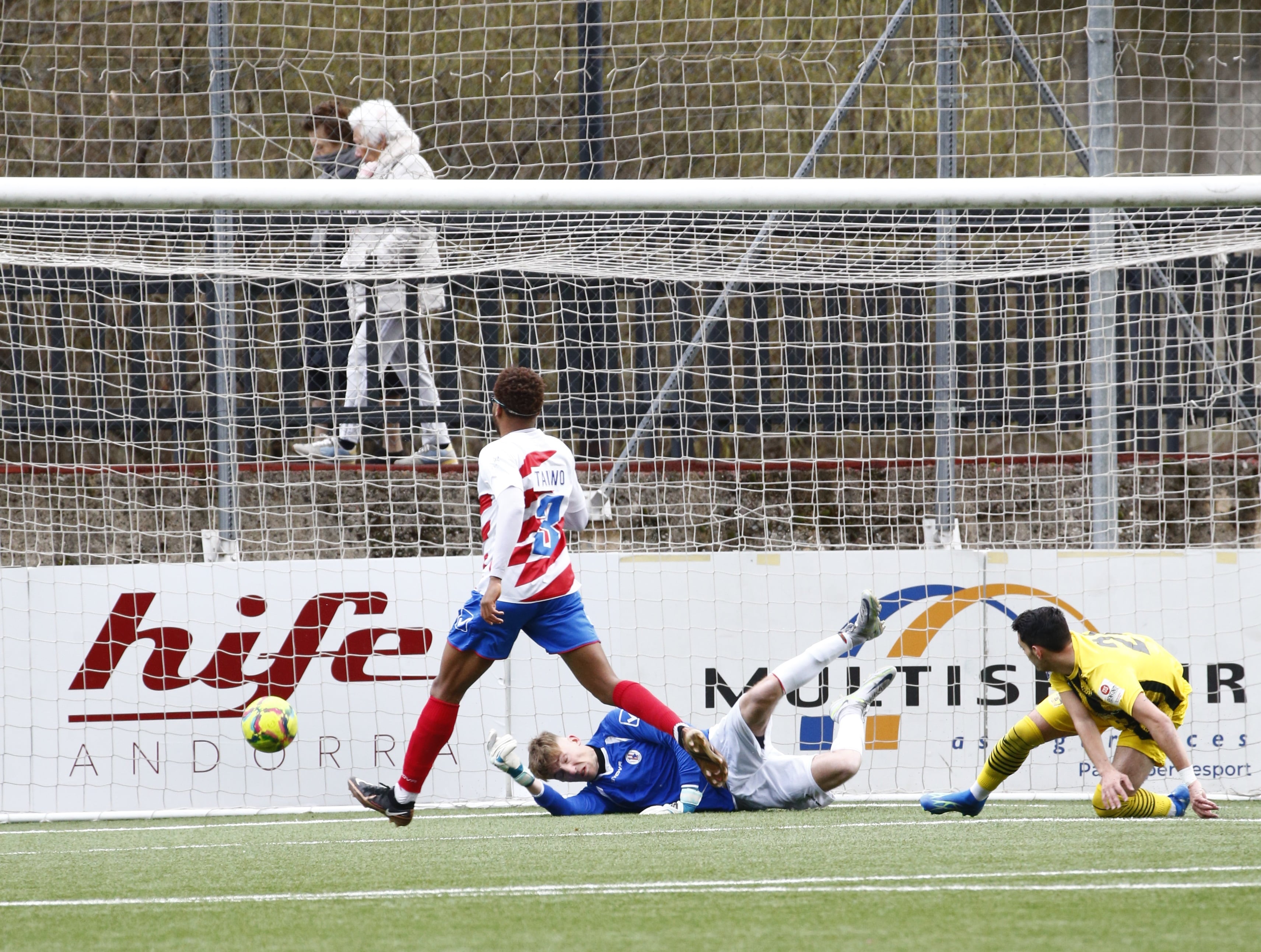 Teixeira de la UE Santa Coloma marca l&#039;únic gol del partit d&#039;ahir que va donar la victòria als colomencs contra l&#039;Atlètic Amèrica i els manté líders de primera a la Lliga nacional.