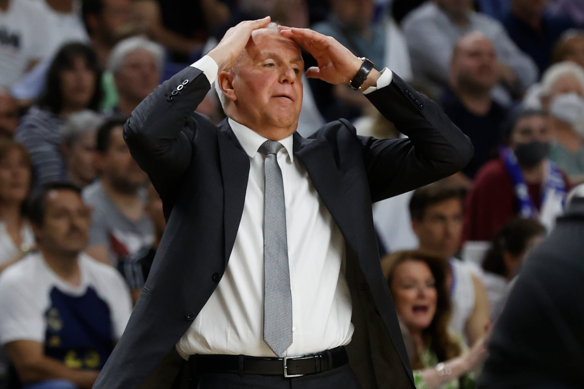 El entrenador del Partizan Belgrado, Zeljko Obradovic, durante el segundo partido de los cuartos de final de la EuroLiga que Real Madrid y Partizan Belgrado disputan este jueves en el Wizink Center, en Madrid.