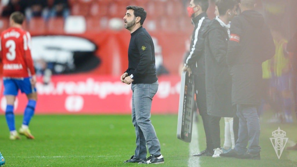 David Gallego durante el partido contra la Ponferradina, el que sería su último encuentro en el banquillo del Sporting.