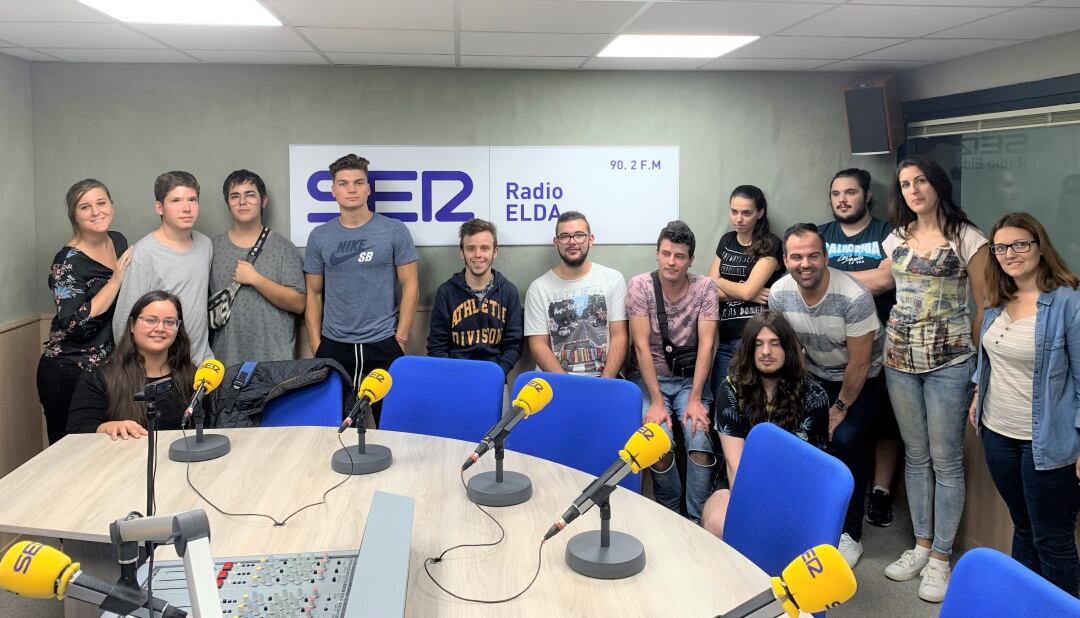 Los jóvenes del programa JOOP junto a sus coaches en el estudio de Radio Elda SER