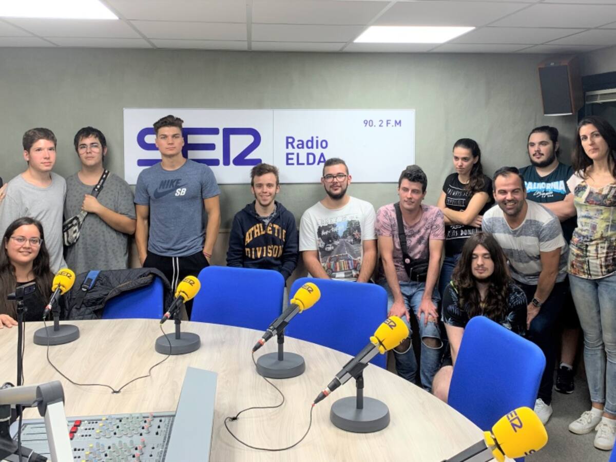 Los jóvenes del programa JOOP visitan Radio Elda SER