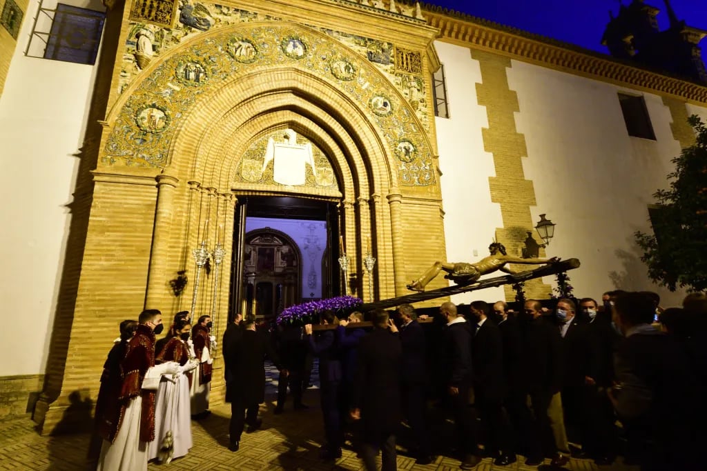 El Cristo de la Buena Muerte ante el Monasterio de Santa Paula