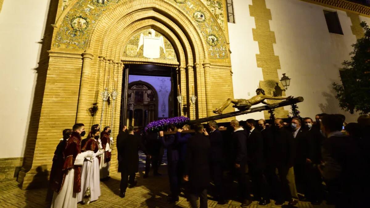 El Cristo de la Buena Muerte de la Hiniesta protagoniza el primer Vía-Crucis del año