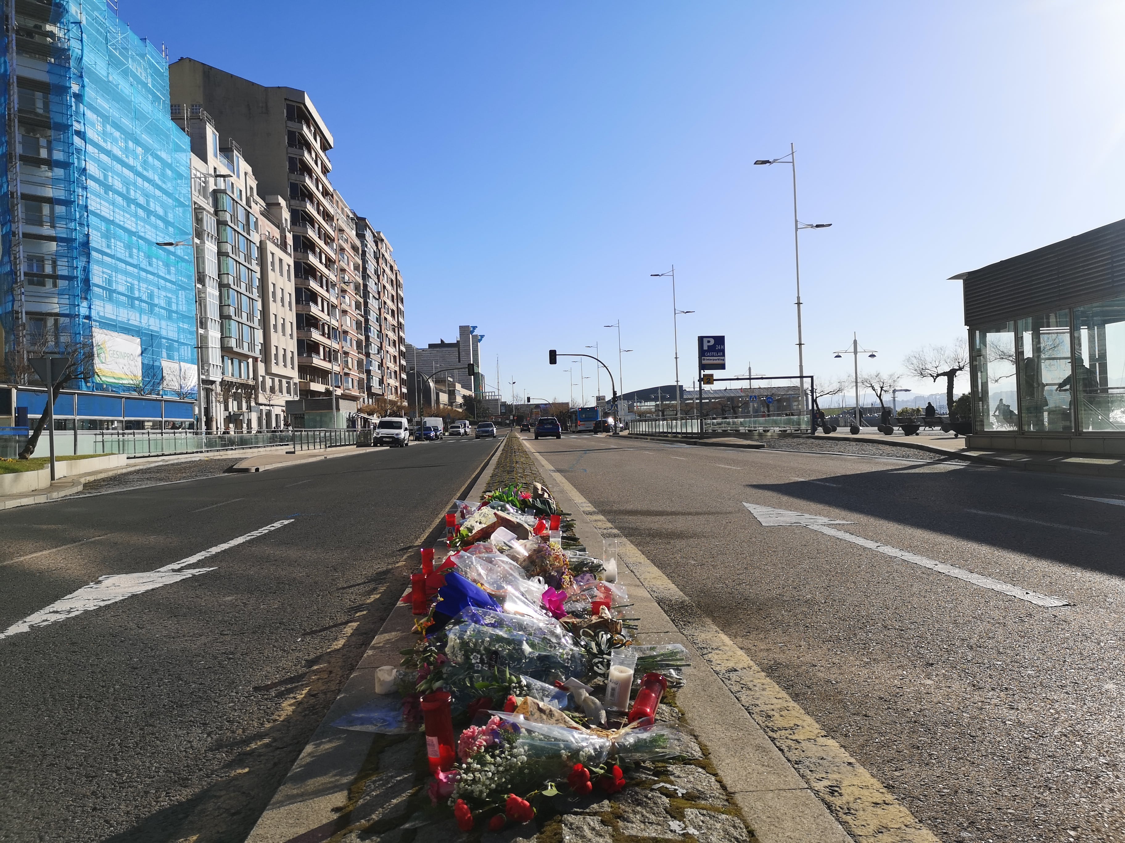 Flores colocadas por familiares y amigos del joven motorista fallecido en el accidente mortal en la calle Castelar en Santander.