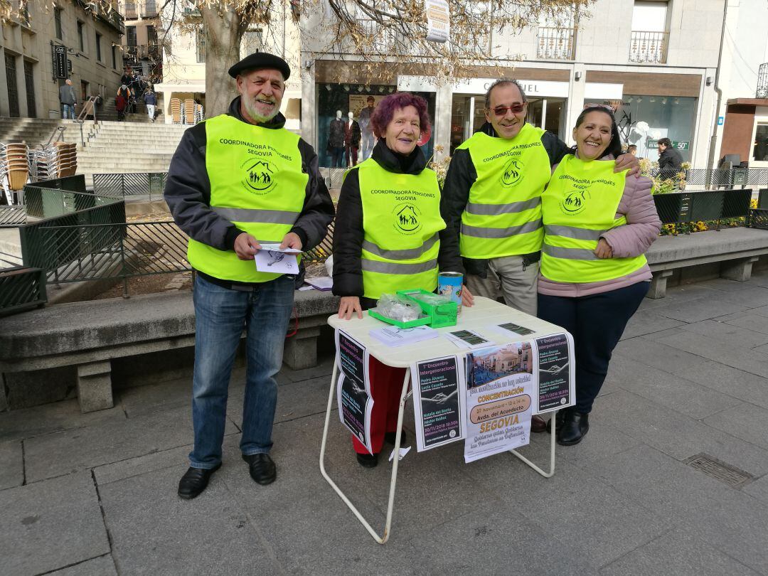 Miembros de la Plataforma en Segovia con la mesa informativa sobre las pensiones
