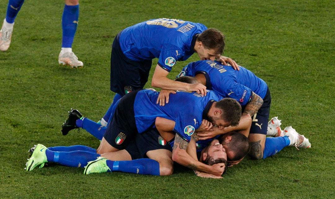 La selección italiana celebra uno de los goles del partido