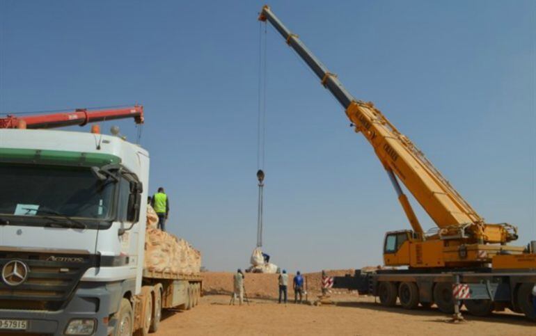 Momento de la entrega de ayuda humanitaria desde Jordania a los refugiados sirios atrapados en la zona de la berma (Siria).