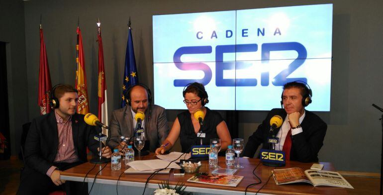 De izquierda a derecha, Nacho Hernando, José Luis Martínez Guijarro, nuestra compañera Sara Cebrián y Santiago Cabañero