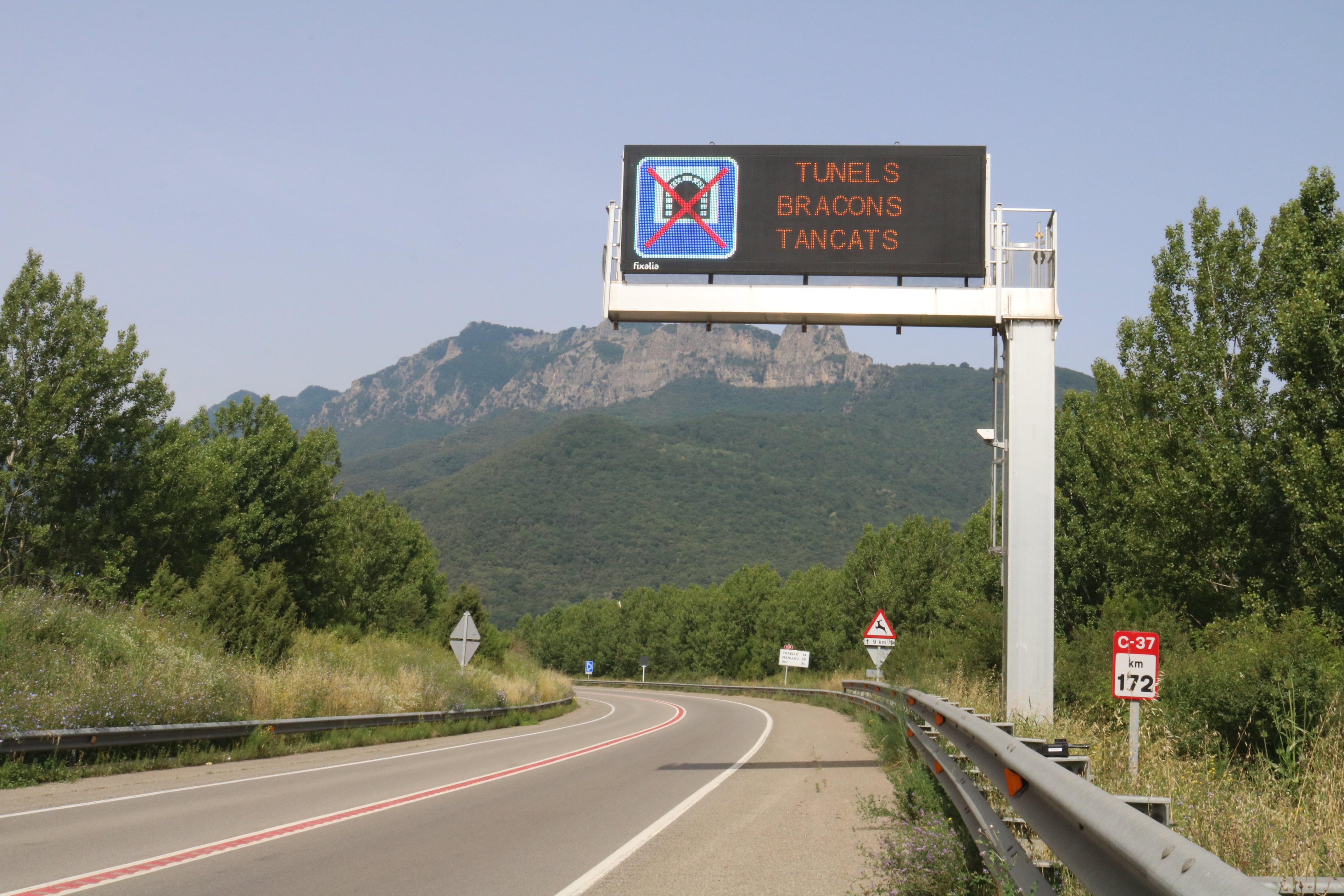 La C-37 tallada a l&#039;accés als túnels de Bracons des de la Garrotxa