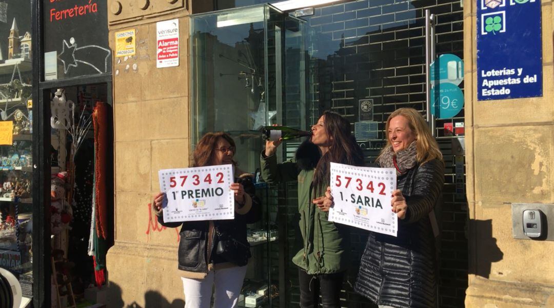 Las responsables del estanco situado en el número 5 de la calle Reina Regente de Donostia 