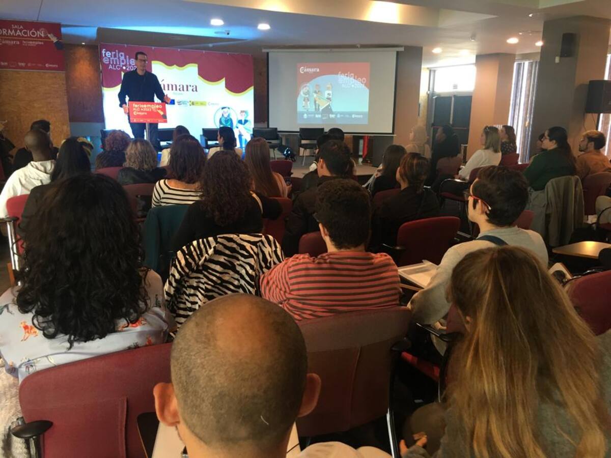 El Museo del Calzado de Elda acoge a más de 150 jóvenes en la III Feria del Empleo Juvenil