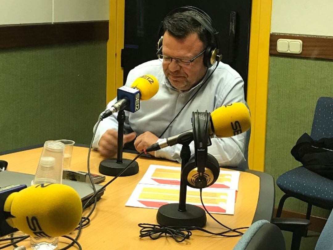 José Antonio Bartolomé en los estudios de Radio Benavente