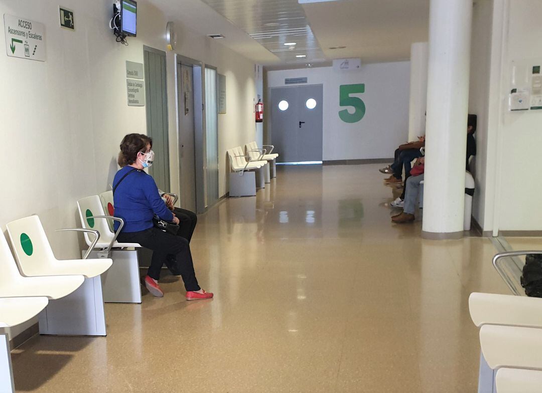 Zona de espera para pruebas diagnósticas del Hospital Clínico San Cecilio de Granada adaptadas a la prevención ante la covid-19. En los asientos se indica con un círculo los que se pueden utilizar y los que no para mantener la distancia de seguridad entre usuarios