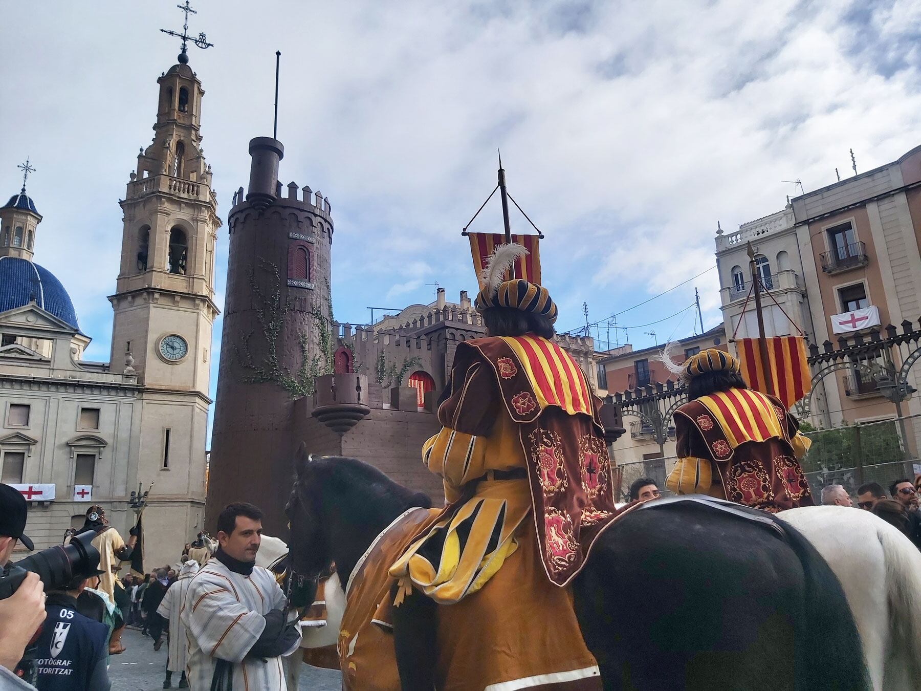 Los heraldos iniciando el desfile bajo un cielo nuboso