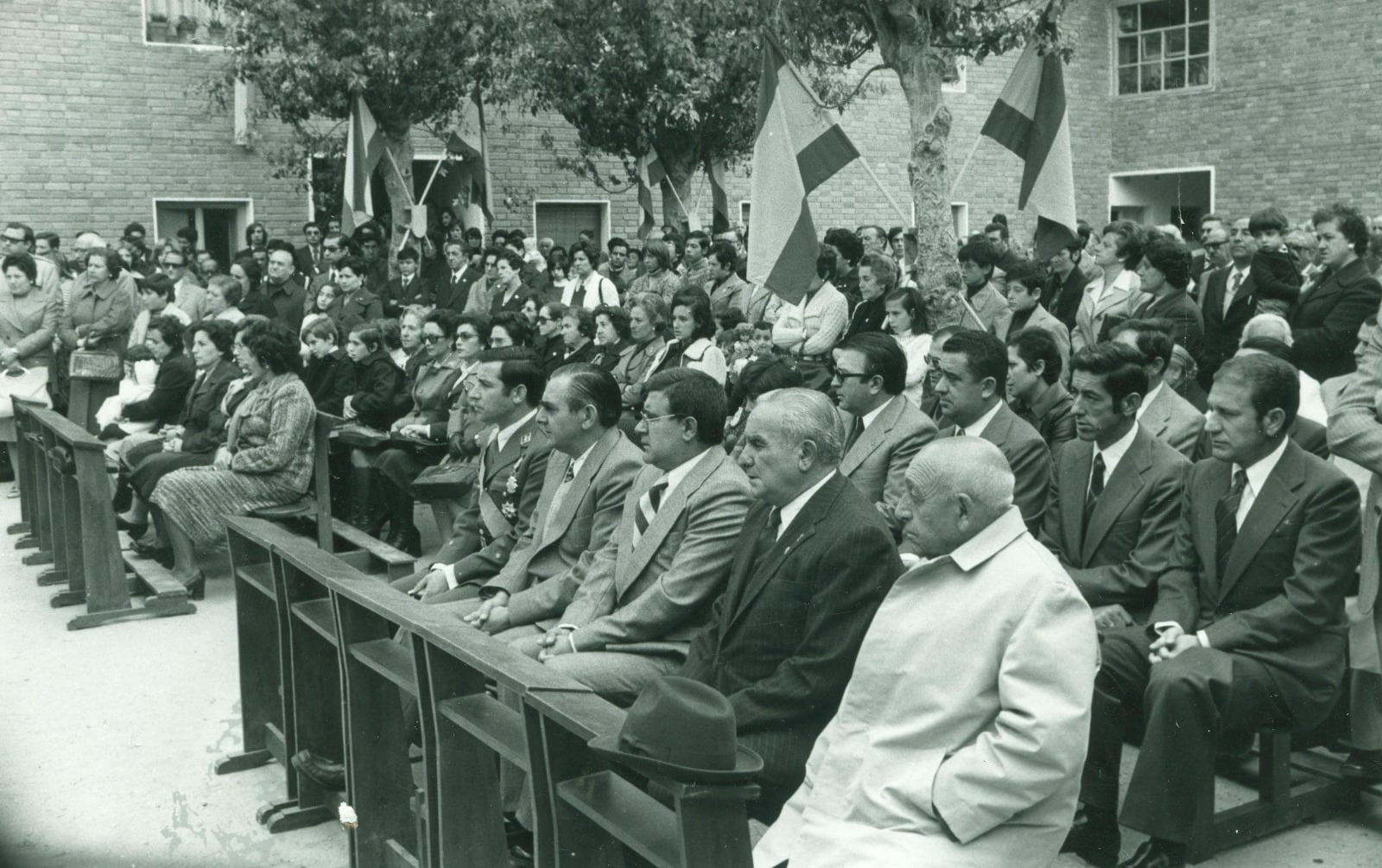 Misa del Pilar en el patio del cuartel de la calle Santiagoo