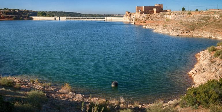 El paraje del Embalse de Peñarroya con el Castillo al fondo