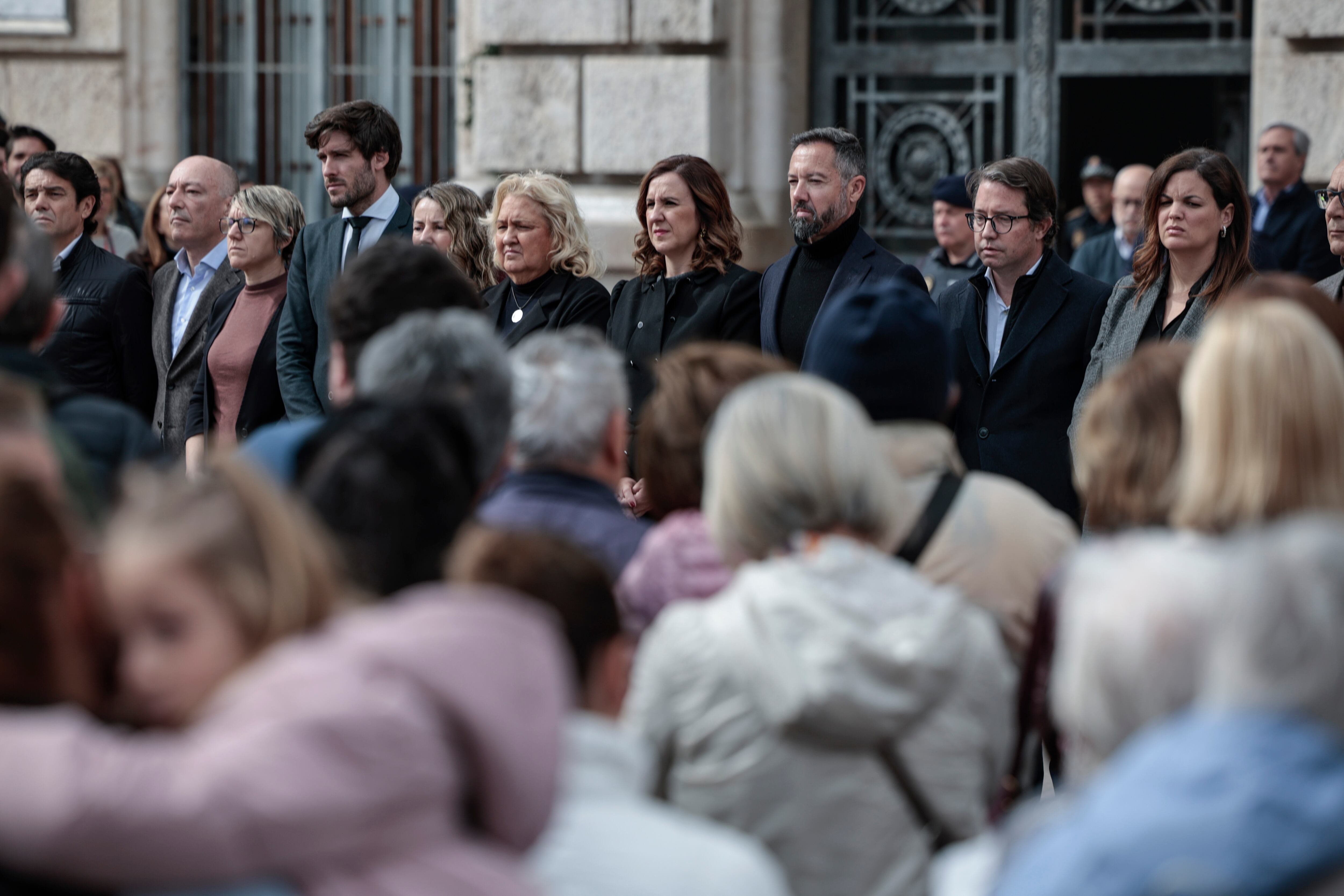 La plaza del Ayuntamiento de València ha sido escenario este lunes de un nuevo minuto de silencio por las diez víctimas mortales del edificio incendiado en Campanar en el que fallecieron diez personas, encabezado por la alcaldesa, María José Catalá (centro), y el resto de la Corporación municipal.