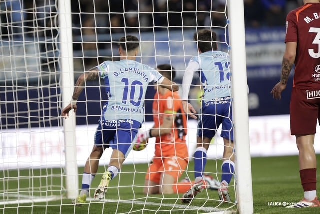 El centrocampista del Málaga David Larrubia, marcó los dos goles del triunfo ante la Cultural Leonesa