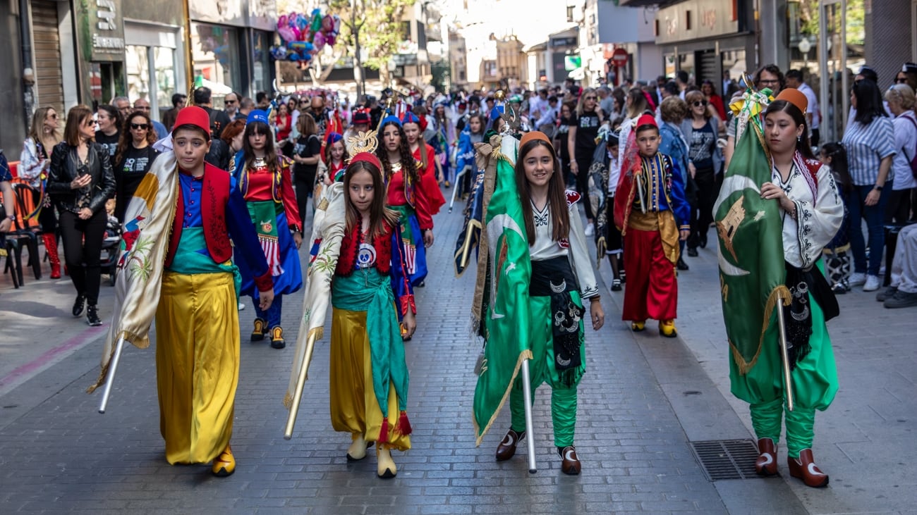 Los pequeños han desfilado con los trajes oficiales de sus comparsas