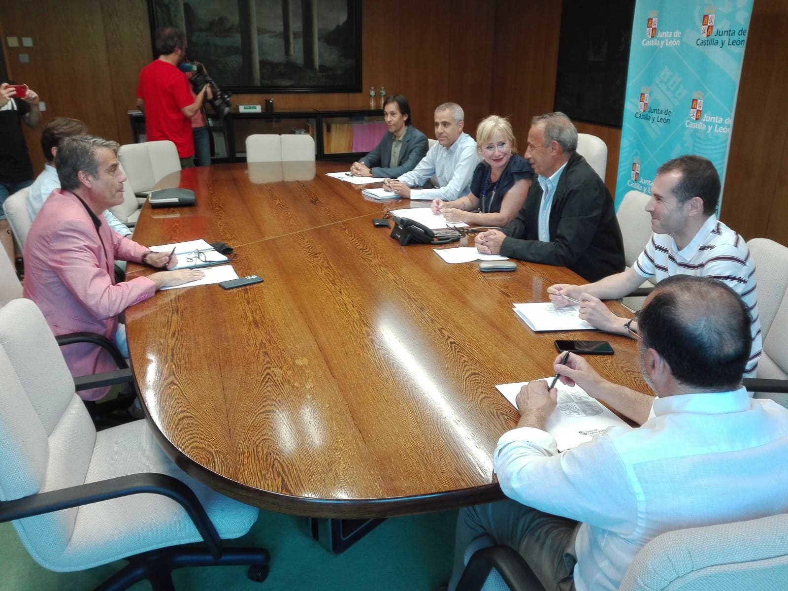 Reunión entre integrantes junta con el alcalde Toro, Rafael Jesús González, sobre la potabilizadora de agua