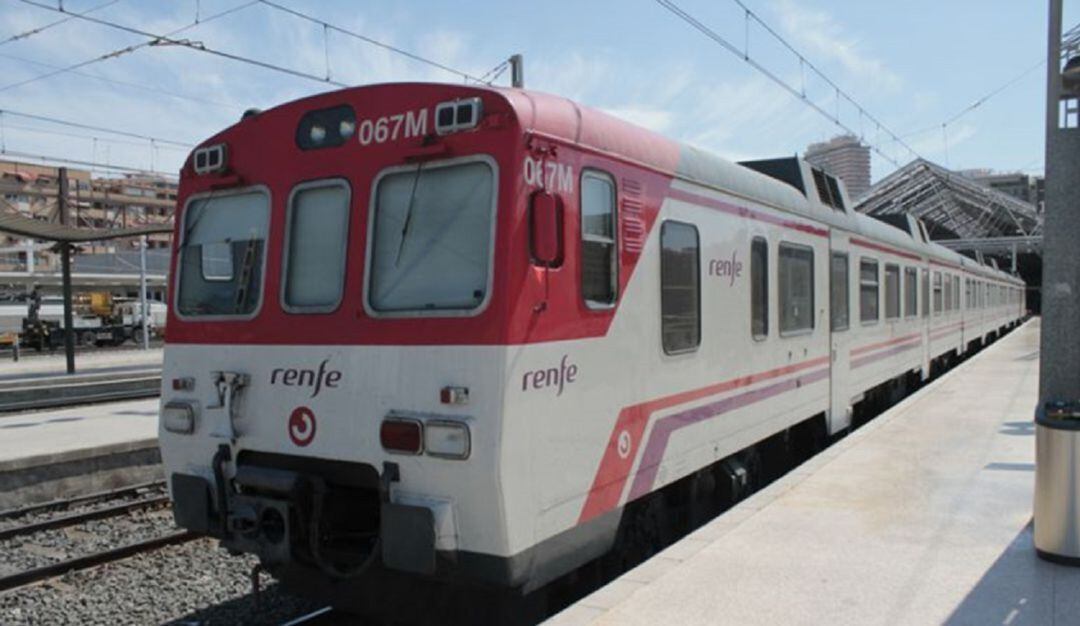 Tren de cercanías en la estación Término de Alicante