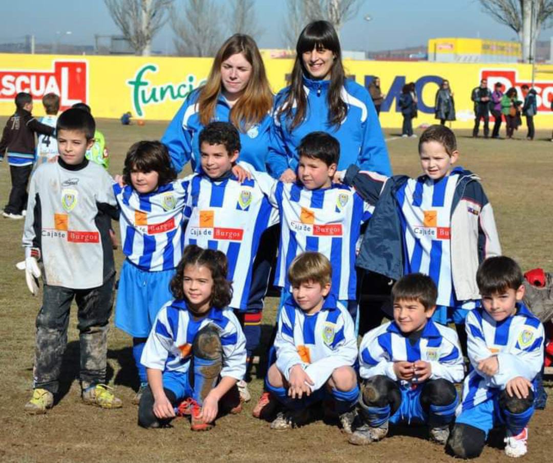 Carla -abajo 1ª por la izq- durante su etapa como prebenjamín junto a sus compañeros y sus dos primeras entrenadoras Cristina Fernández -arriba izq- y Ana Brogeras -a su lado-.