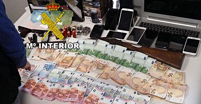 Objetos recuperados en la operación antidroga de Mancha Real.