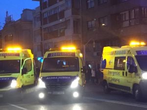 A pesar de la elevada presencia de ambulancias, sólo ha habido dos intoxicados muy leves por inhalación de humo, según las primeras informaciones