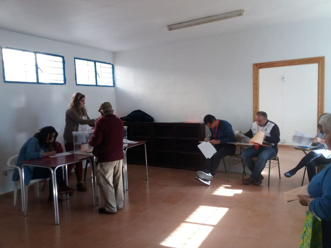 Momento de la jornada electoral, un vecino ejerciendo su derecho a votar en uno de los colegios electorales