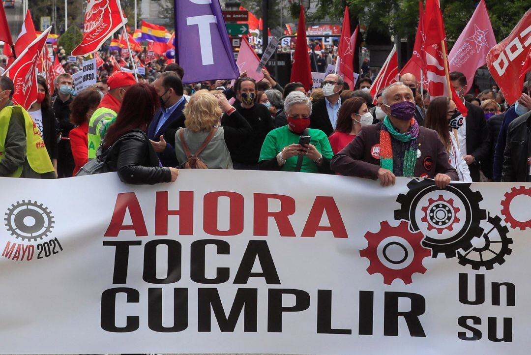 El secretario general de UGT, Pepe Álvarez (d), en la cabecera de la manifestación del Primero de Mayo, este sábado en Madrid.