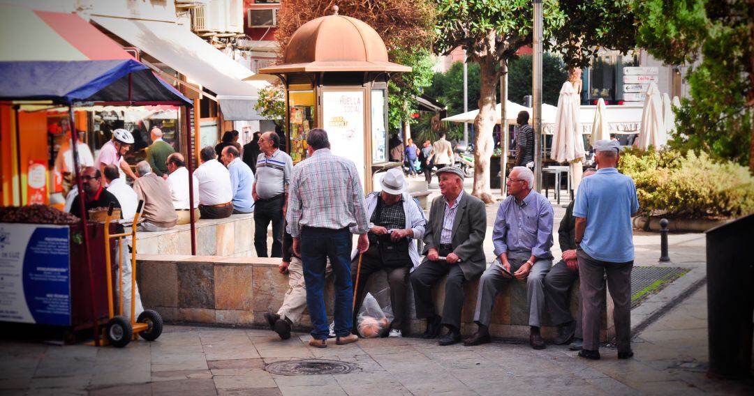 Un grupo de mayores en la plaza de la Constitución de Jaén.