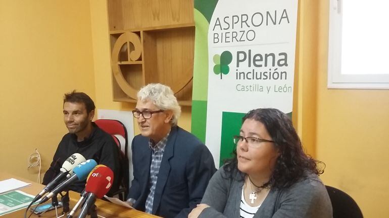 El gerente de Asprona, Pablo Salgado (en el centro) junto al responsable de actividades deportivas, César Martínez y la técnica, Josefina Álvarez 