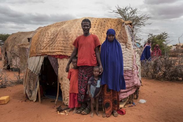 Abdulkader junto a su familia en el campamento de Hoodo