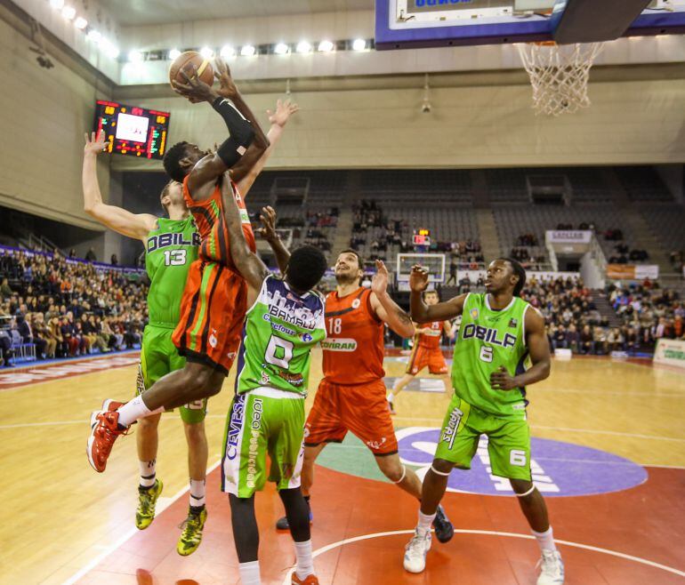 Fotografía correspondiente al partido disputado en el Palacio de los Deportes de Granada, entre el Covirán y el Carrefour Ávila