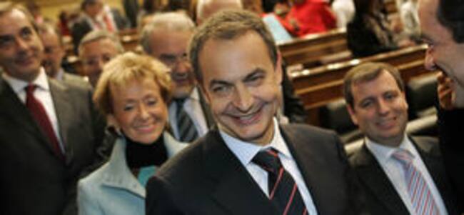 El presidente del Gobierno, rodeado de sus compañeros de partido tras ser investido presidente.