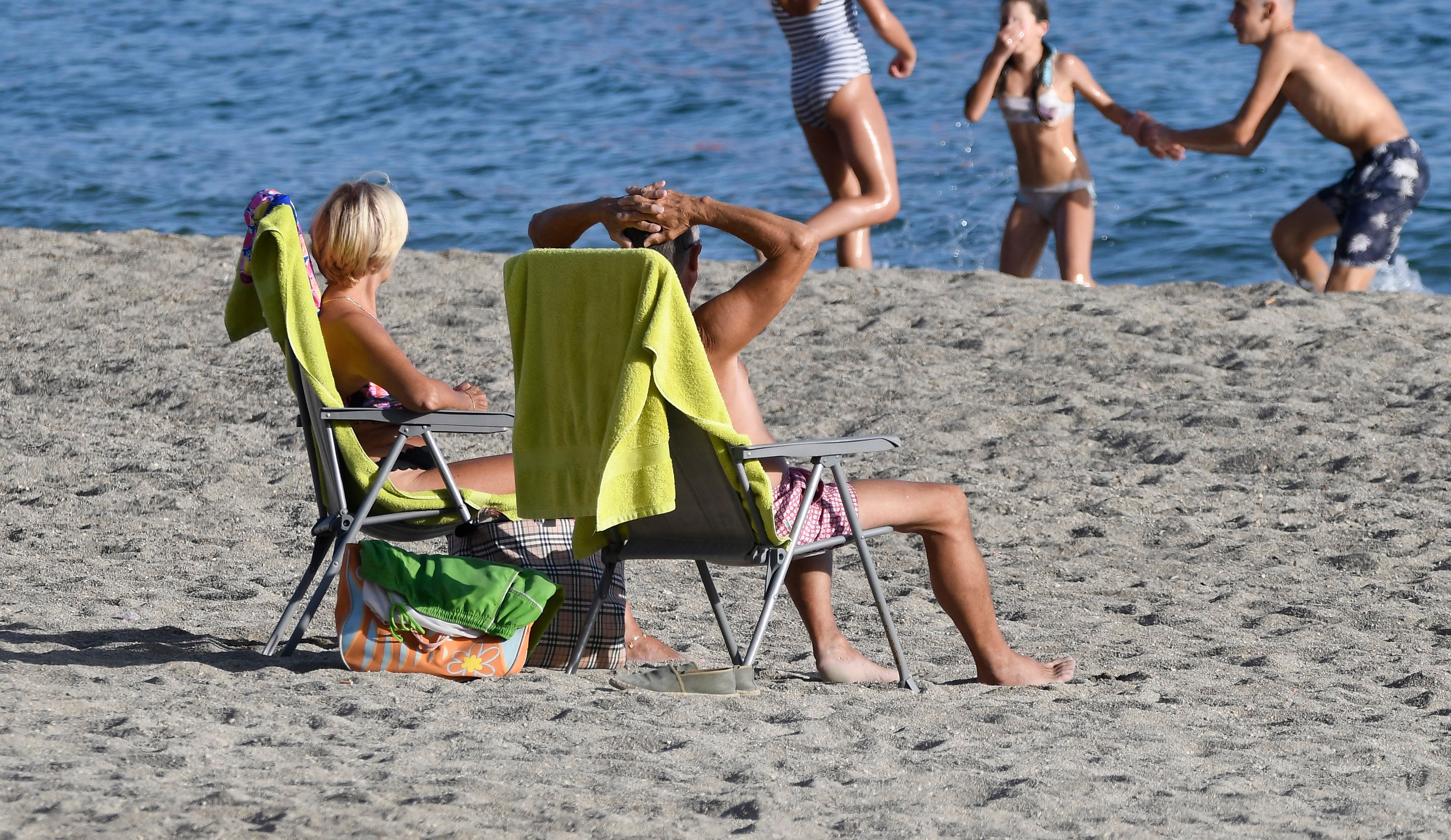 GRAFAND4589. ROQUETAS DE MAR (ALMERÍA), 27/10/2022.- Unas personas disfrutan del buen tiempo en la playa de Aguadulce en Roquetas de Mar (Almería), este jueves cuando los termómetros siguen registrando valores más altos de lo habitual en buena parte de Andalucía, en una jornada con máximas en ascenso en la mitad occidental y sin cambios o en ligero descenso en el resto. EFE / Carlos Barba
