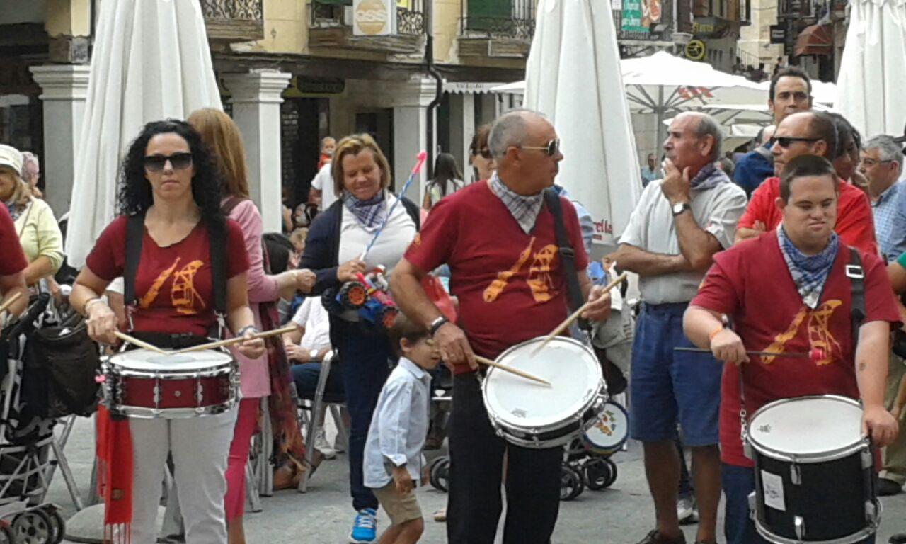 Sergio, a la derecha, con su tambor