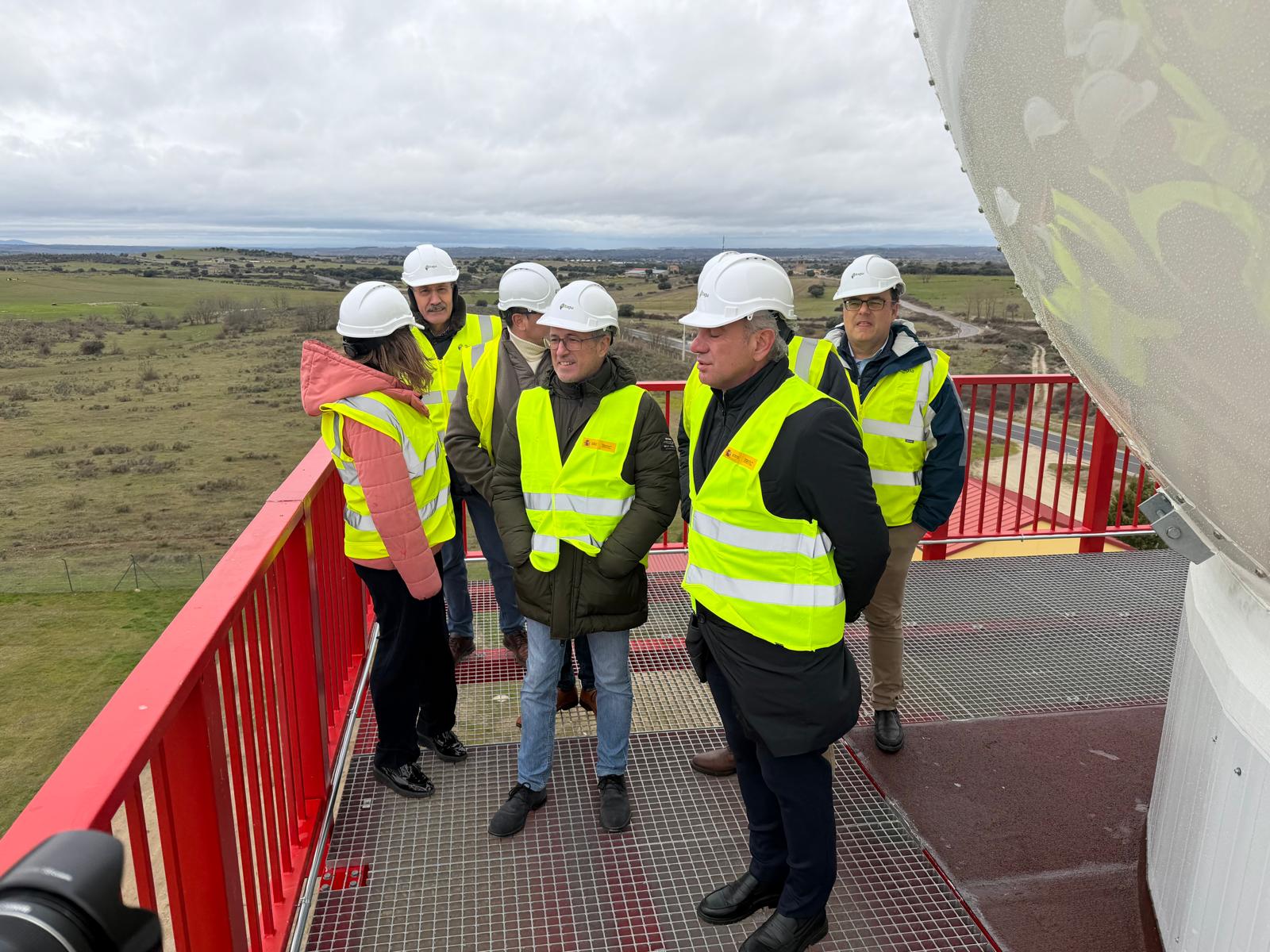 El secretario de Estado de Medio Ambiente, Hugo Morán, acompañado por la presidenta de AEMET, María José Rallo, entre otras autoridades