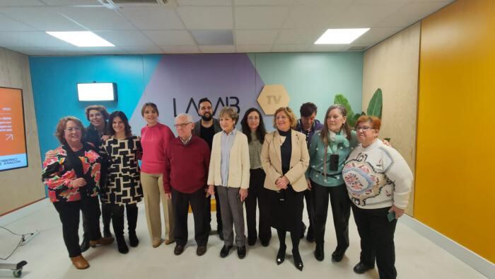 Parte de los mediadores que van a participar en esta nueva edición de La Compañía posa junto a las consejera Maru Díaz y María Victoria Broto.