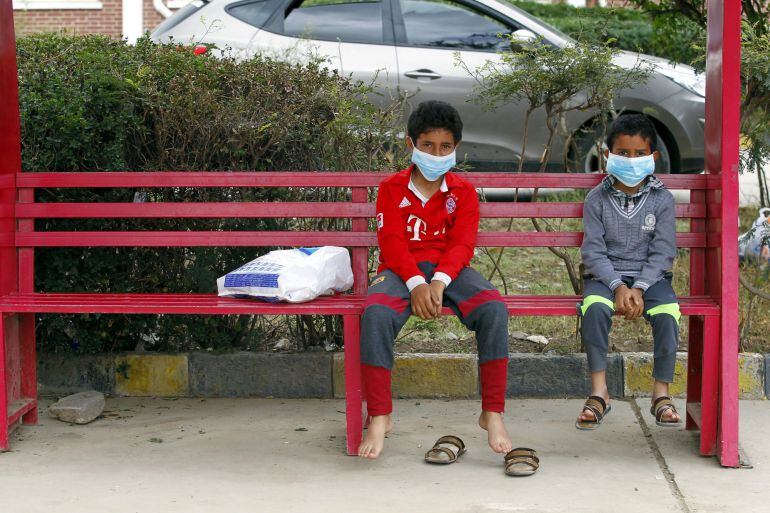  Dos niños visitan a su madre enferma de cólera en un hospital de Saná (Yemen)