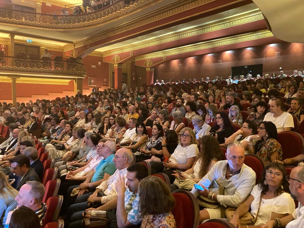 Las butacas del Teatro Olimpia se llenaban para vivir la inauguración